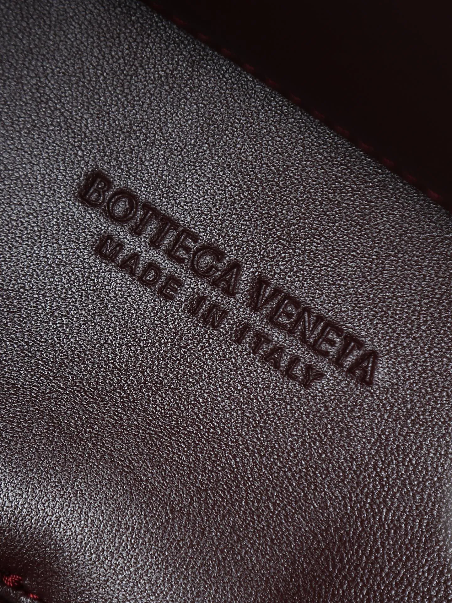 1300. Andiamo is shipping‼ ️Really popular🔥The new Andiamo woven handbag launched by Bottega Veneta this season is really popular all over the world! ! Celebrities at home and abroad have worn it, and Oscar-winning actress Michelle Yeoh has taken it out on the street. Song Jia, Trai Yala, Yu Feihong, Sanji Ayaka, Rosie Hunting-Whiteley, Yoshioka Riho, etc. have all worn this bag. It is classic and versatile and shows off your temperament, and the bag capacity is also large, which is very convenient for daily commuting! ! A variety of carrying methods, the shoulder straps can be adjusted by yourself, the original lambskin feels soft and delicate, and the unisex style breaks the gender boundaries and brings a more practical and long-lasting use experience. Andiamo, which has both elegant and casual styles, perfectly interprets the true appearance of "fashionable old money style". Style number: 766014 Size: 25*22*10.5cm